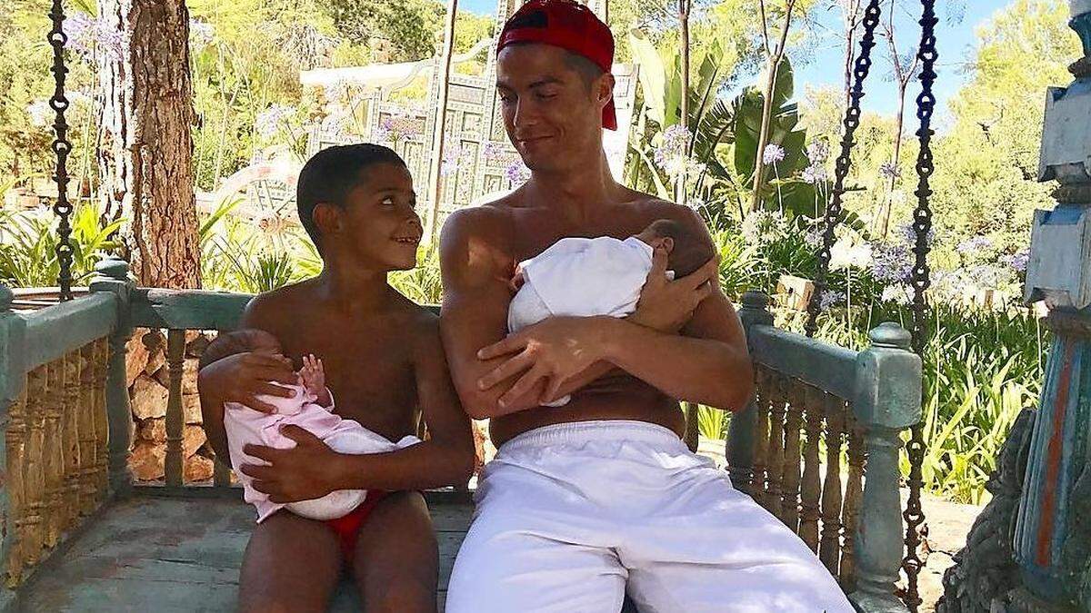 Cristiano Ronaldo sen. und Cristiano jun. mit den Zwillingen Eva-Maria und Mateo. Das vierte Kind ist unterwegs