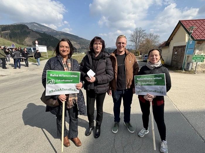 Mit Schildern wurde gegen eine mögliche Schließung protestiert