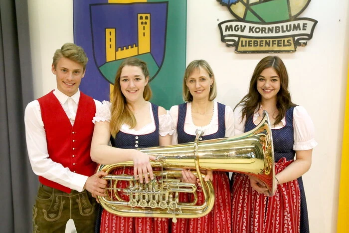 ...sowie die Bläsergruppe „Zsamspült“ unter der Leitung von Birgit Gratzer mit. 