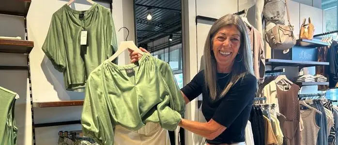 Sieglinde Legat vom Silberschneider Fashion Planet in Deutschlandsberg mit einer beliebten Kombination: Salbeigrün und Beige