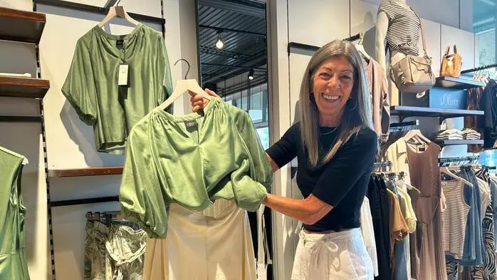 Sieglinde Legat vom Silberschneider Fashion Planet in Deutschlandsberg mit einer beliebten Kombination: Salbeigrün und Beige