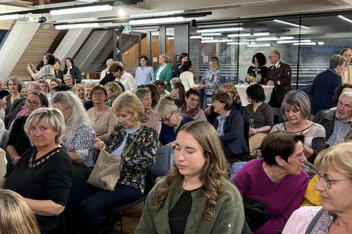 Im vollbesetzten Raiffeisensaal lauschte das vorwiegend weibliche Publikum gespannt und fasziniert der charismatischen Schauspielerin, die sich von einer sehr empfindsamen und privaten Seite zeigte.