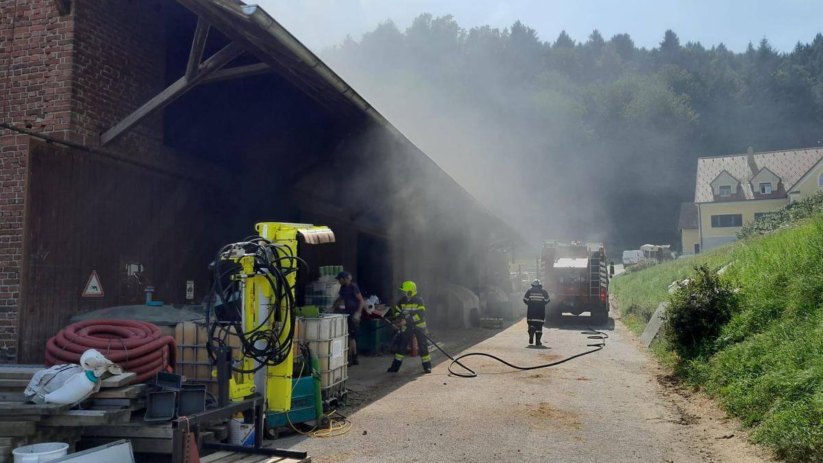 Die Flammen eines kleinen Feuers drohten auf das Wirtschaftsgebäude überzugreifen