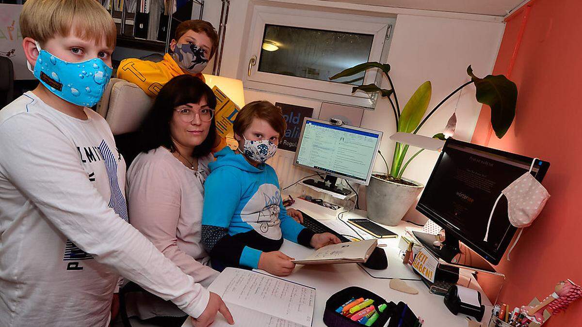 Viele Familien haben genug von Homeoffice und Homeschooling unter einem Dach. Lorenz (10), Julius (12), Isabella (39) und Lotte (8) Schöndorfer (von links) 