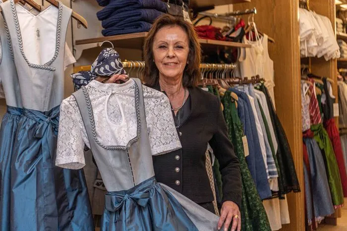 Monika Götzl von Trachten Seidl (Schmiedgasse): "Beim Bauernbundball ist ein Dirndl aus Baumwolle zu empfehlen, anstatt aus Seide - wegen der Gefahr, dass ein Getränk ausgeschüttet wird"