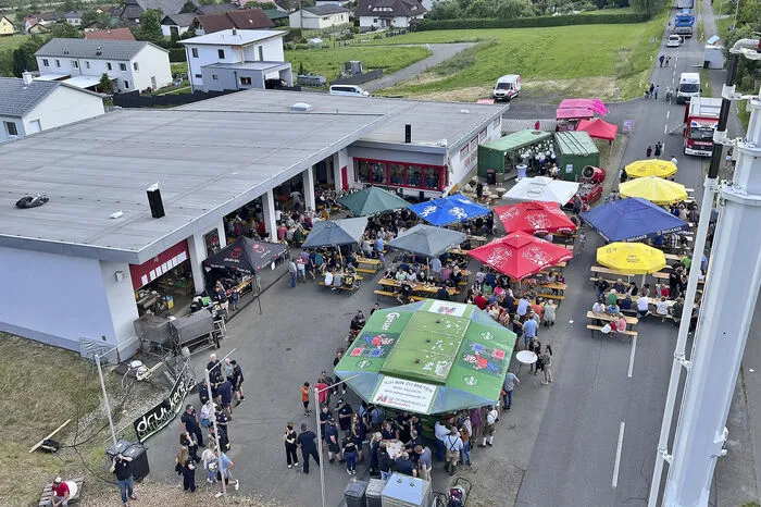 Beim Fest für die ganze Familie durften sich die jungen Besucher sich über eine eigene Kids-Zone mit Hüpfburg, Kinderschminken und der Kübelspritze freuen. Kommandant Robert Gmundner und Franz Poschacher konnten mehr als 1500 Besucher begrüßen.