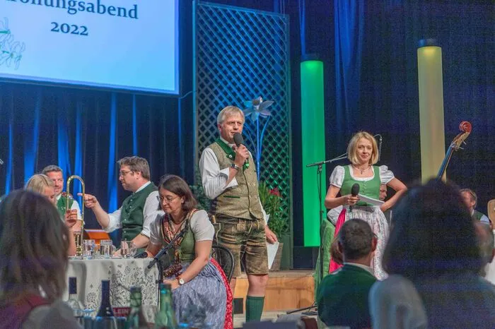 Rudi Grill führt das Narzissenfest im Ausseerland auch in diese Jahr und erzählte den Gästen von den Neuerungen. Durch den Abend führte Karin Linortner