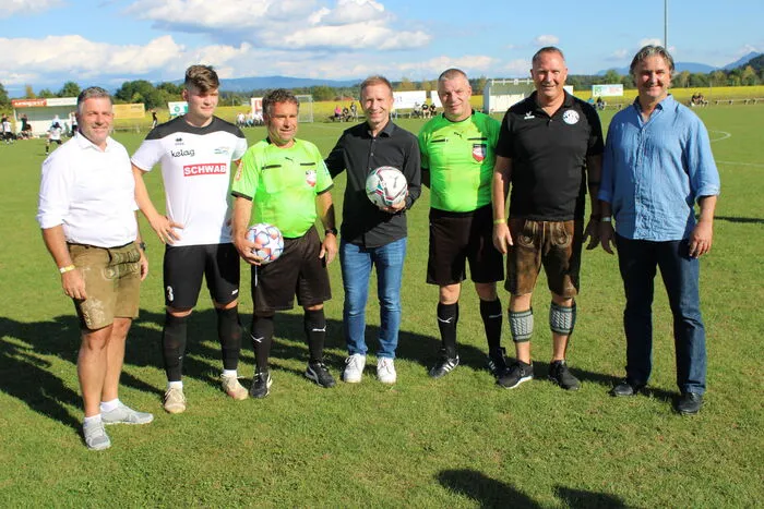 Vor dem Meisterschaftsspiel Kühnsdorf - Tainach gab es einen Ehrenankick.