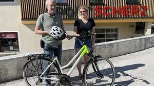 Harald Scherz übergibt Tina Steer das Steirerbike