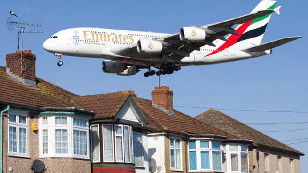 Ein Flug der Emirates im Landeanflug auf Heathrow 