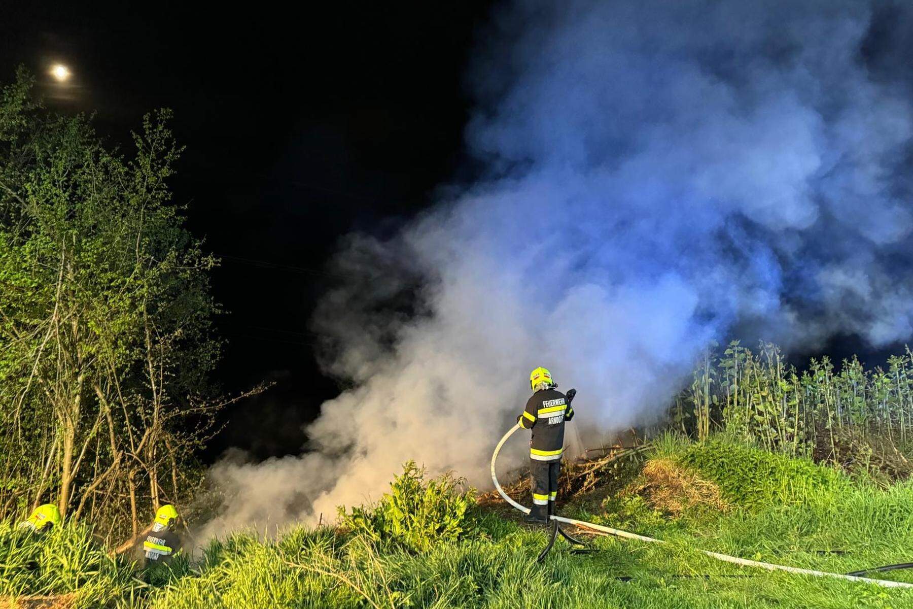 Emberg-Süd bei Kapfenberg: Waldbrand in der Nacht ausgebrochen: Feuerwehr stundenlang im Einsatz