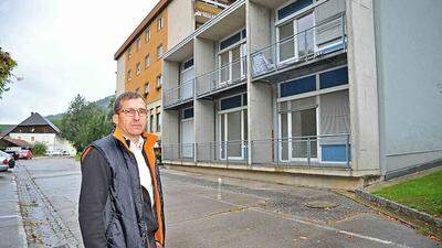 Bürgermeister Burkhard Trummer vor dem Wohnhaus, in das die Flüchtlinge einziehen sollen 