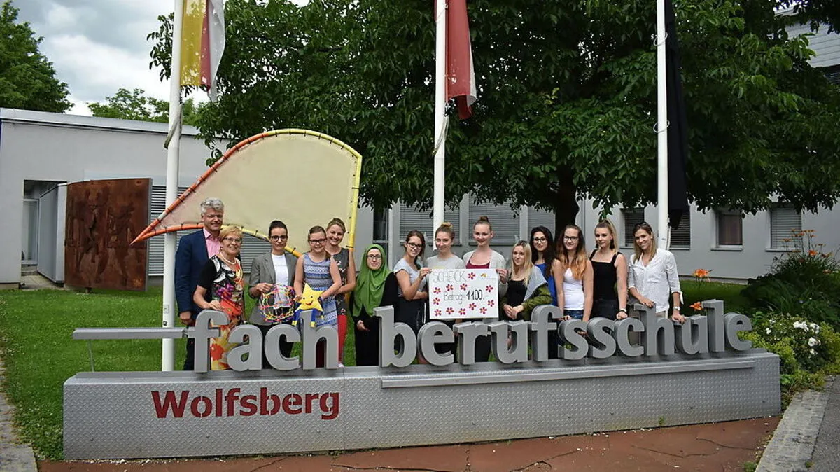 Die Schüler der Büroklasse an der Fachberufsschule bei der Übergabe des Geldschecks 	