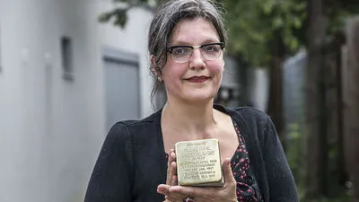 Daniela Grabe, Obfrau des Vereins "Gedenkkultur in Graz", holte die Stolpersteine in die Stadt