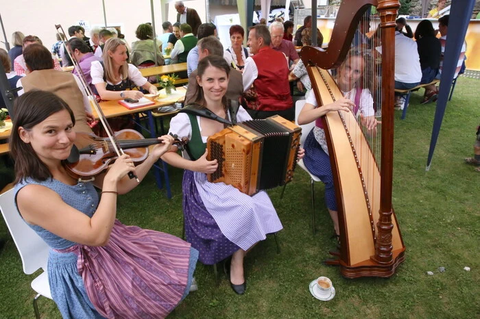 Und die Kirchtagsmusik „Dirnei 3“, die extra aus Klagenfurt "eingeflogen" wurde, sorgte im Anschluss für flotte Rhythmen.