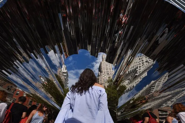 Inhaltlich, wie an diesem Werk im Washington Square Park, geht es dem 60-Jährigen wie schon in anderen Ausstellungen um den Umgang großer westlicher Länder mit Migration und Flüchtlingen.