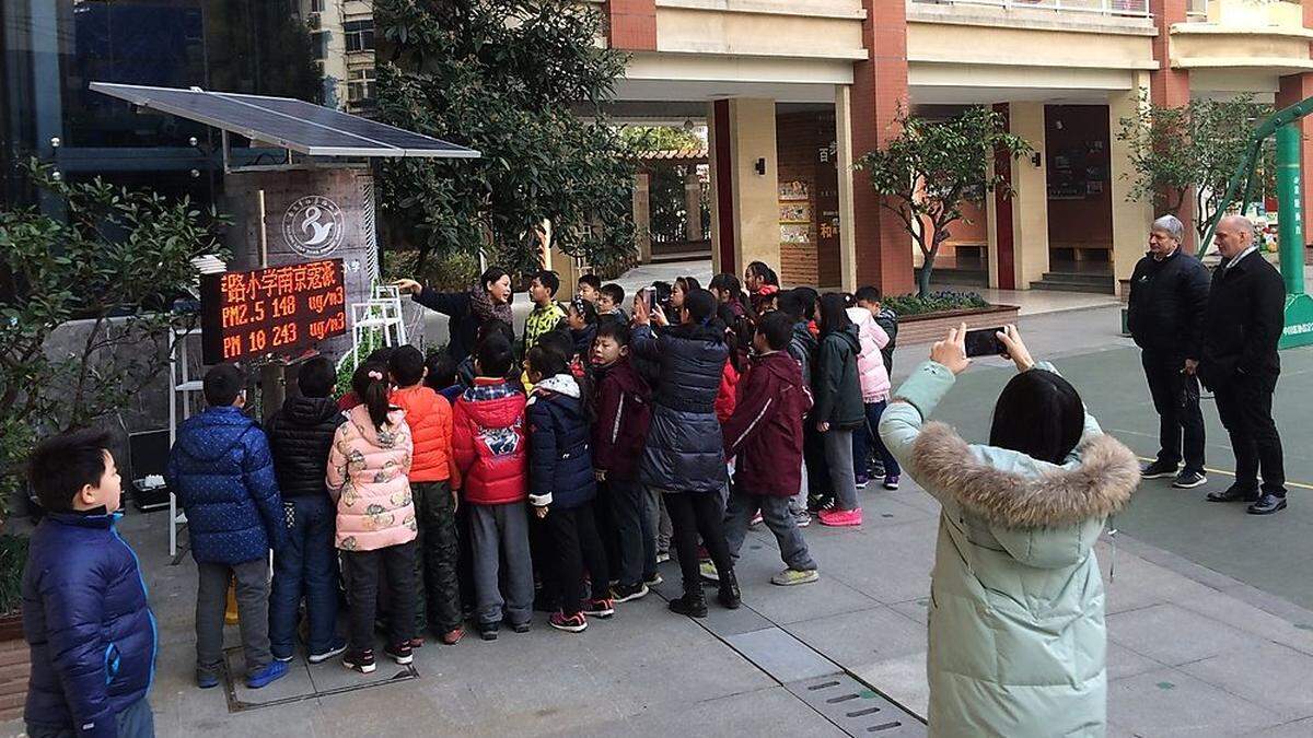 Die Feinstaubfilter aus Spittal in Betrieb auf einem Schulhof in Nanjing (China)