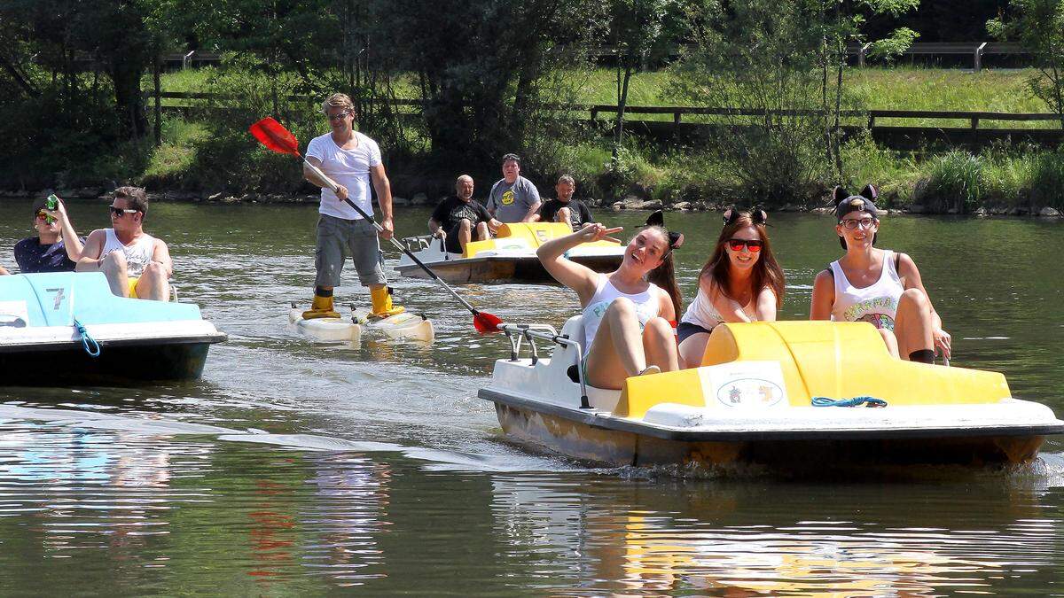 Am Trabochersee findet die 3. Tretboot-Regatta statt