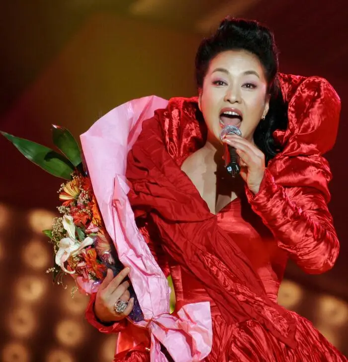 Früher war die heute 63-Jährige als „Königin der chinesischen Volksmusik“ bekannt, trug opulente Kleider und liebte den großen Auftritt