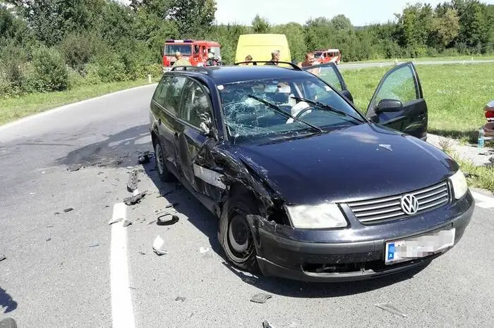 Eine Lenkerin (32) und ihre Tochter (8) wurden verletzt.
