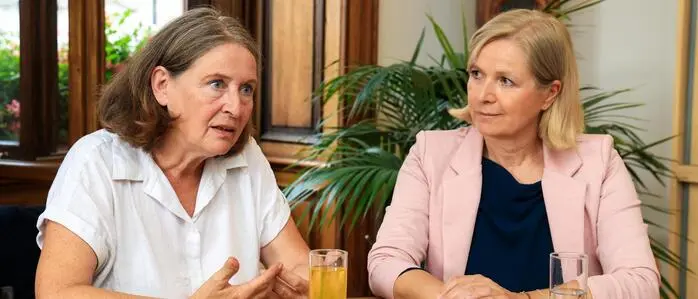 Bürgermeisterin Elke Kahr (KPÖ) und ihre Stellvertreterin Judith Schwentner (Grüne) skizzieren den Kurs von Dunkelrot-Grün: Keine Leuchttürme für Graz, stattdessen Infrastrukturprojekte, sofern sie finanzierbar sind