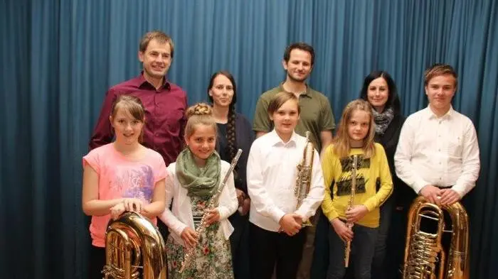 Direktor Richard Unterreiner, Eltern und Lehrer sind stolz auf die jungen Musikschüler der Musikschule Mölltal.