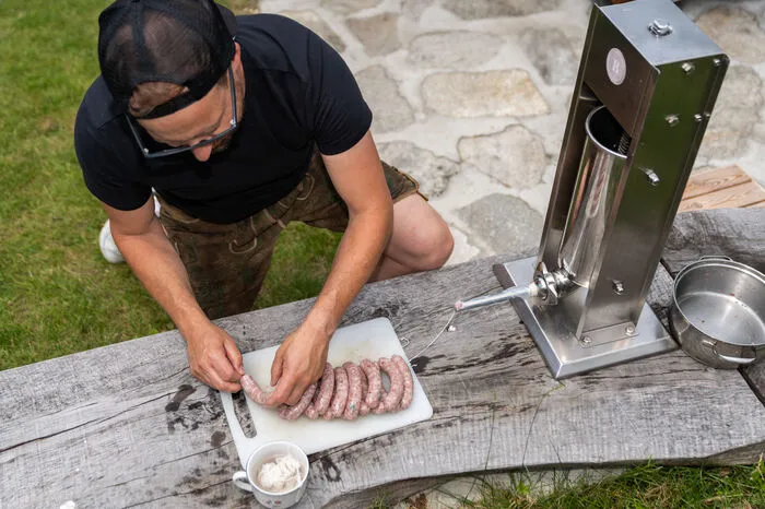 Jetzt wird die Bratwurst abgedreht. Hiermit bestimmen Sie die Länge der Bratwurst.
