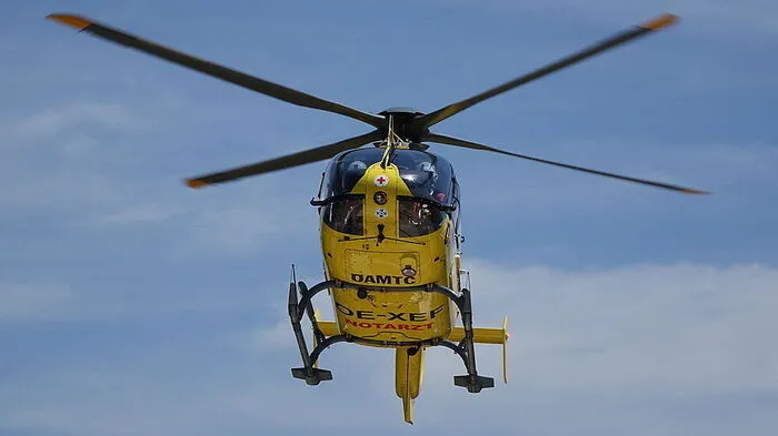 Der Rettungshubschrauber C16 brachte den schwer verletzten Mann ins Krankenhaus