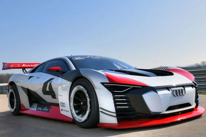 Am Steuer sitzen die ehemalige DTM-Pilotin Rahel Frey aus der Schweiz oder Le-Mans-Sieger Dindo Capello aus Italien.