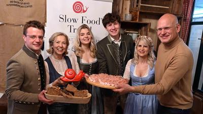 Max Strohmeier, Ingrid Bachler, Lisa Weißenbacher, Theo Premig, Nadja Prugger, Björn Thausing (von links) mit dem Symbol von Slow Food, der roten Schnecke 