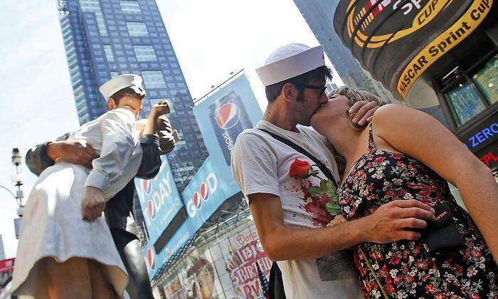 Noch einmal mit Gefühl: zum 65. Jahrestag 2010 stellten auf dem Times Square junge Paare den legendären Kuss nach