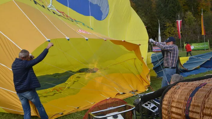 Puch präsentierte sich vergangene Woche einmal mehr als Mekka des Ballonsports. Zur 41. Apfelmontgolfiade rüsteten Ballonpiloten aus Österreich, der Schweiz, Luxemburg, Deutschland und Slowenien ihre Ballone auf.