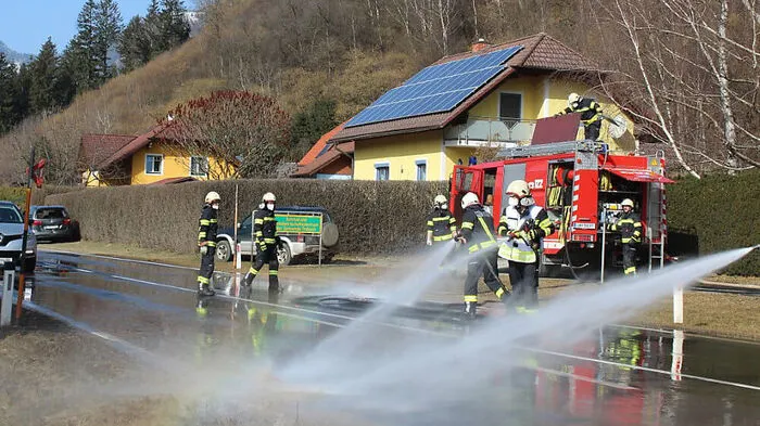 Die B113 musste im Bereich des Fuhrhofs nach einem Unfall von Biertreber gereinigt werden