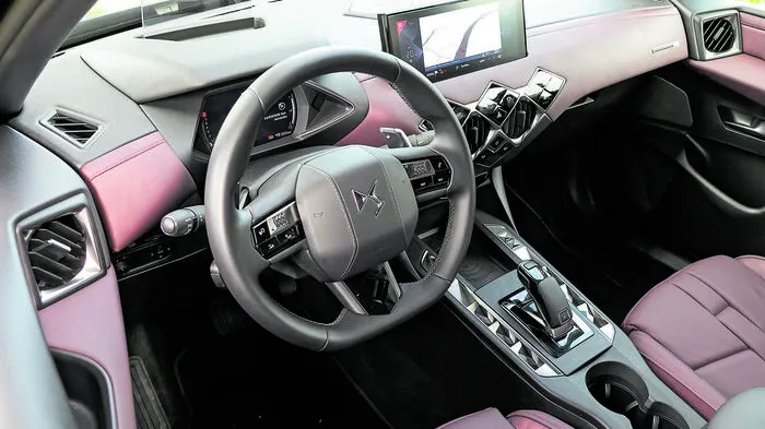 Edel verarbeitet: das Cockpit in eleganten Farbtönen