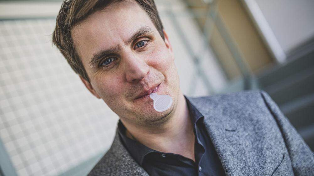 Jungunternehmer Nikolaus Resch mit dem Lollipop-Test im Mund 