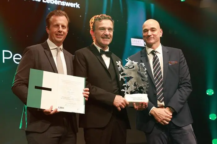 Sportlandesrat Karlheinz Kornhäusl verlieh Pepo Puch den Ehrenpreis