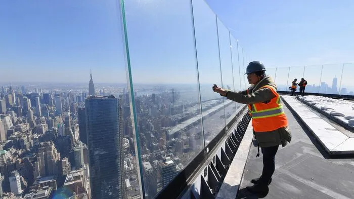 Wie eine Art Schnabel ragt die spitz zulaufende, gläserne Plattform weithin sichtbar aus dem 100. Stockwerk des Wolkenkratzers "30 Hudson Yards".
