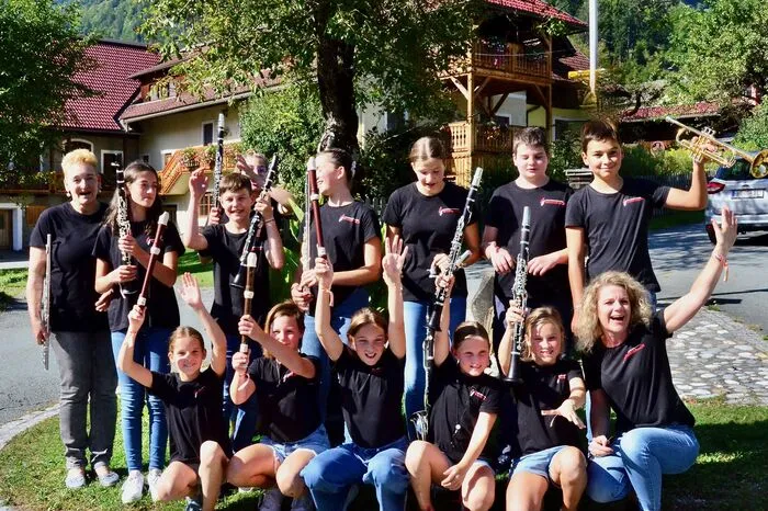 Das Publikum im vollen Festzelt zeigte sich vom heimischen Blasmusiknachwuchs wie auch von der Kinder-Volkstanzgruppe Fürnitz begeistert. Applaus kam unter anderen auch von Blasmusik-Bezirksobmann Andreas Zimmermann, Musikschuldirektor Gerald Waldner, den Bürgermeistern Leopold Astner (Hermagor), Josef Zoppoth (Kötschach-Mauthen) und Vizebürgermeister Winfried Eder (Kirchbach). Für die unterhaltsame Moderation sorgte Kai Hebein von den Waidegger Minis.