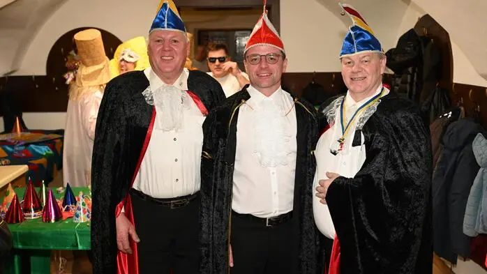 Organisiert wurde die Faschingsparty von der Weitensfelder Wirtschaft unter Obmann Maximilian Strohmaier (i. Bild 2.v. l. )und seinen vielen Helfern, darunter Erich Foditsch (i. B. rechts) und Hans Reinsberger.