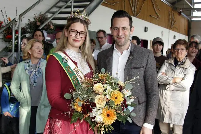 Direktorin Martina Teller-Pichler begrüßte Blumenkönigin Lisa II, den Obmann der Steirischen Gärtner Ferdinand Lienhart, Kammerobmann Herbert Lebitsch, Bürgermeister Franz Zehner und die beiden Abgeordneten Lukas Schnitzer mit Theresia Heil.