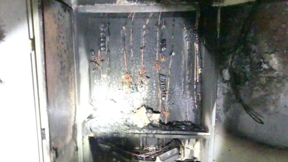 Ein Elektroverteiler war im Stiegenhaus eines Mehrparteienhauses in Brand geraten