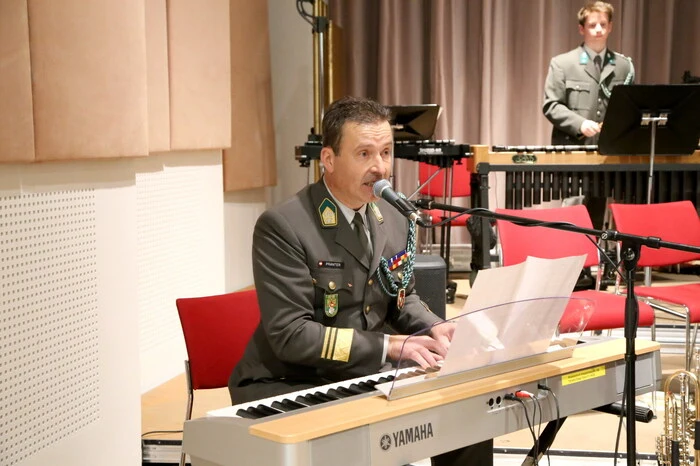 Übrigens: Er machte auch als Sänger eine gute Figur: Militärkapellmeister Dietmar Pranter. 