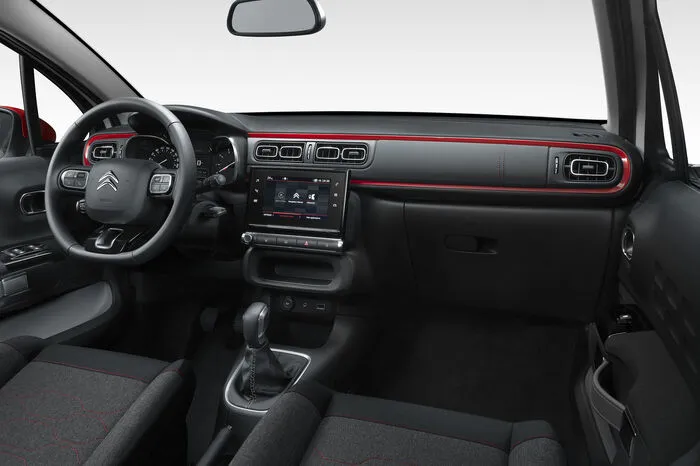 Das Armaturenbrett ist in verschiedenen Ausführungen erhältlich: lackiert, mit Stoff oder Kunstleder bezogen, mit sichtbaren Nähten, mit Chrom- oder farbigen Dekorelementen. Mit dem 7-Zoll-Touchscreen im Armaturenbrett lassen sich sämtliche Funktionen steuern.