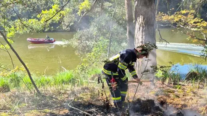 Mit dem Schlauchboot der FF Krumpendorf gelangte man zur Insel im Mitterteich