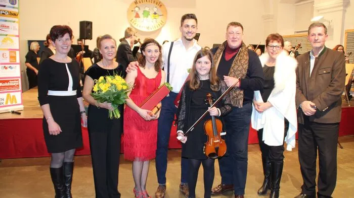 Die Bambini und Teeniestreicher luden zum Neujahrskonzert in die Lodronschre Reitschule in Gmünd. Mit den Tänzern von Anna Knott war es ein schwungvoller Jahresauftakt. Am Foto: Musikschuldirektorin Petra Glanzer, Leiterin Inge Jacobsen, Anna Knott, Jamie Kohn, Alexa Kari, Bürgermeister Josef Jury, Vizebürgermeisterin Heidi Penker und Bezirkshauptmann Klaus Brandner