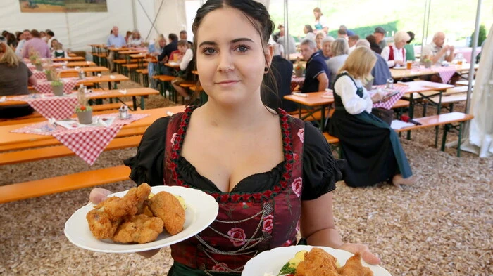Da gackern doch die Hühner! Wenn sich der Sommer dem Ende zuneigt, dreht sich in der Region Längsee/Hochosterwitz alles um die Backhendln. 