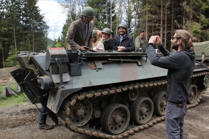 Zu den Erlebnissen im Bunkermuseum, das sich als Mahnmal für den Frieden vesteht, gehören auch "Panzermitfahrten".
