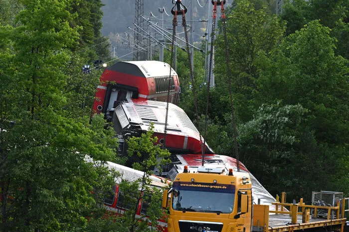 Von den etwa 140 Menschen im Zug starben mindestens vier, unter der Verletzten waren auch Kinder. Einige Opfer erlitten schwerste Verletzungen und mussten notoperiert werden. 