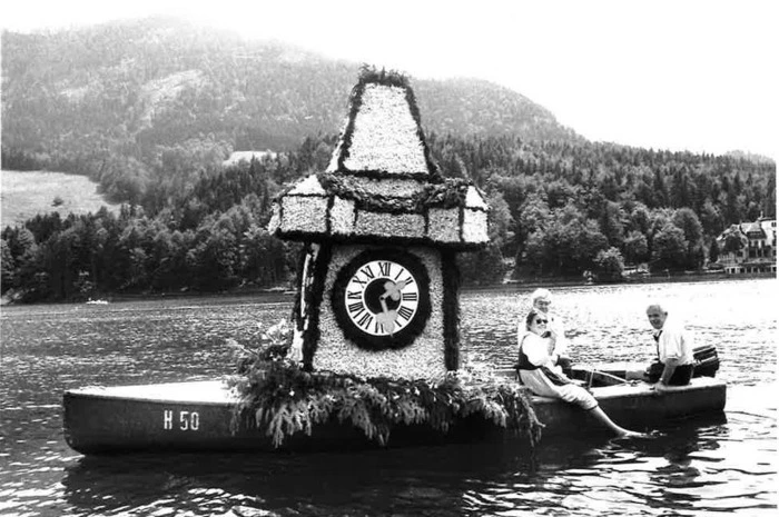 Grazer Uhrturm als Blütenstar im Ausseerland