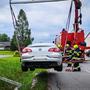 Die FF Mooskirchen befreite den Lenker und barg das Auto aus dem Straßengraben